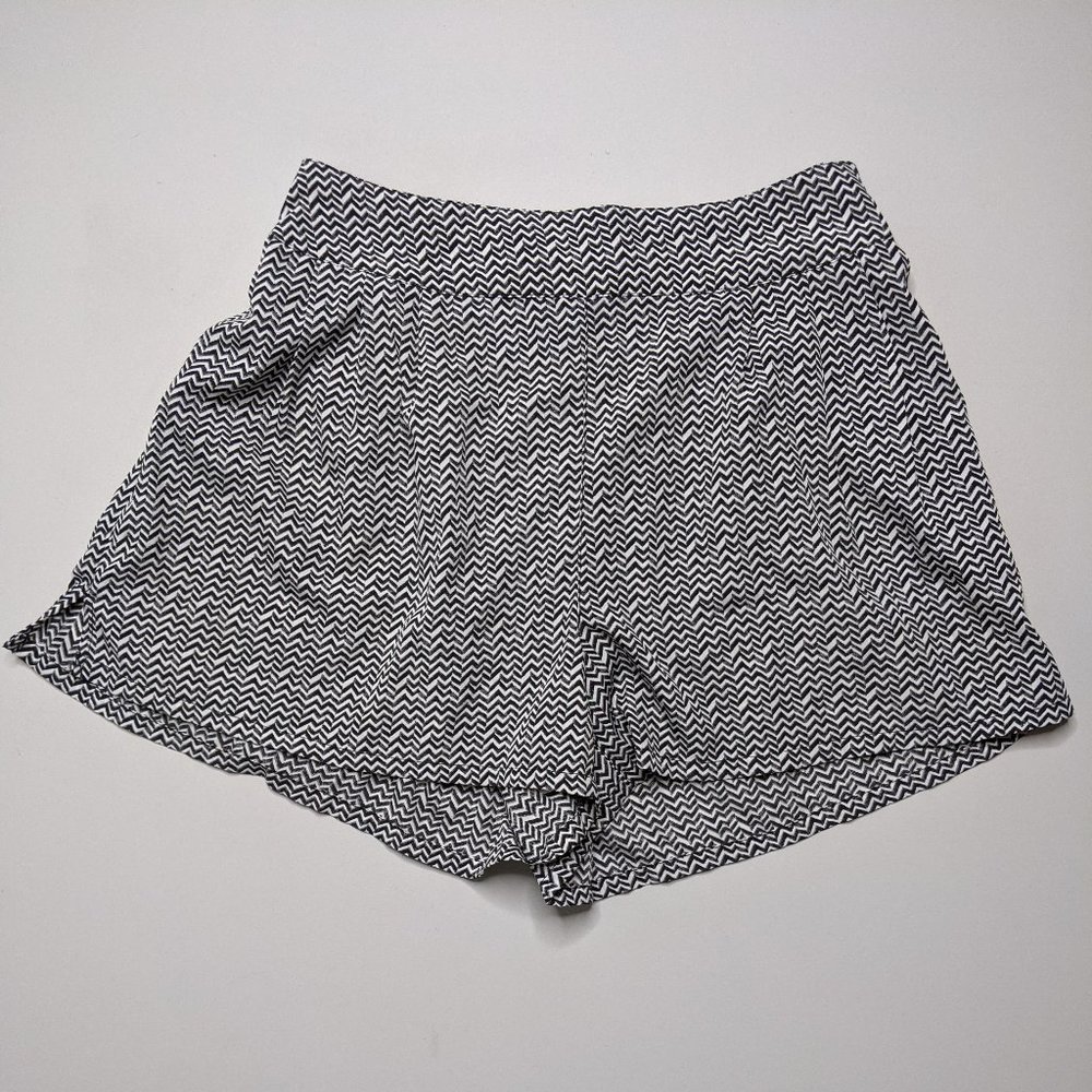 Geometric pattern zig-zag light shorts WITH POCKETS (M) American Eagle